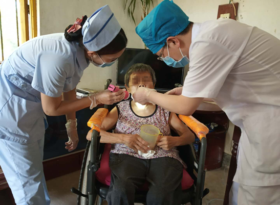 博士院长三次上门为85岁瘫痪老人镶牙