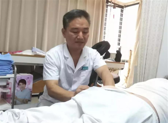 海军陆战队员阚兴顶 中医解除患者病痛