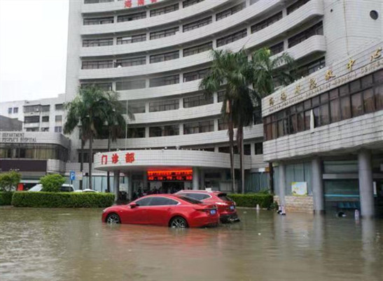 台风夜袭椰城  医、军、消防守护一方平安