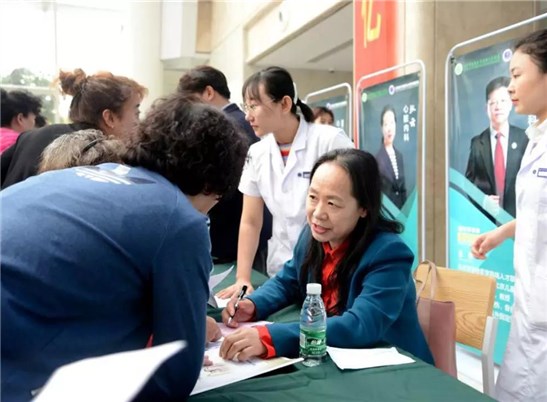 “健康十三亿,专家三亚行”义诊走进哈医大鸿森医院