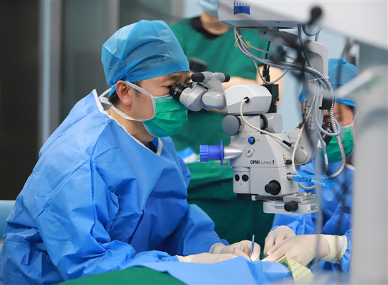 中国内地首例EVO+ ICL(V5)有晶体眼人工晶体植入手术在博鳌完成