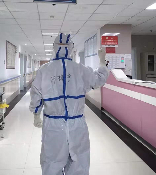 透过护目镜边缘给患者打针 也能“一针见血”