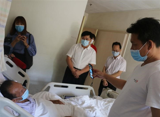 放心,家乡人一定会照顾好你的父亲