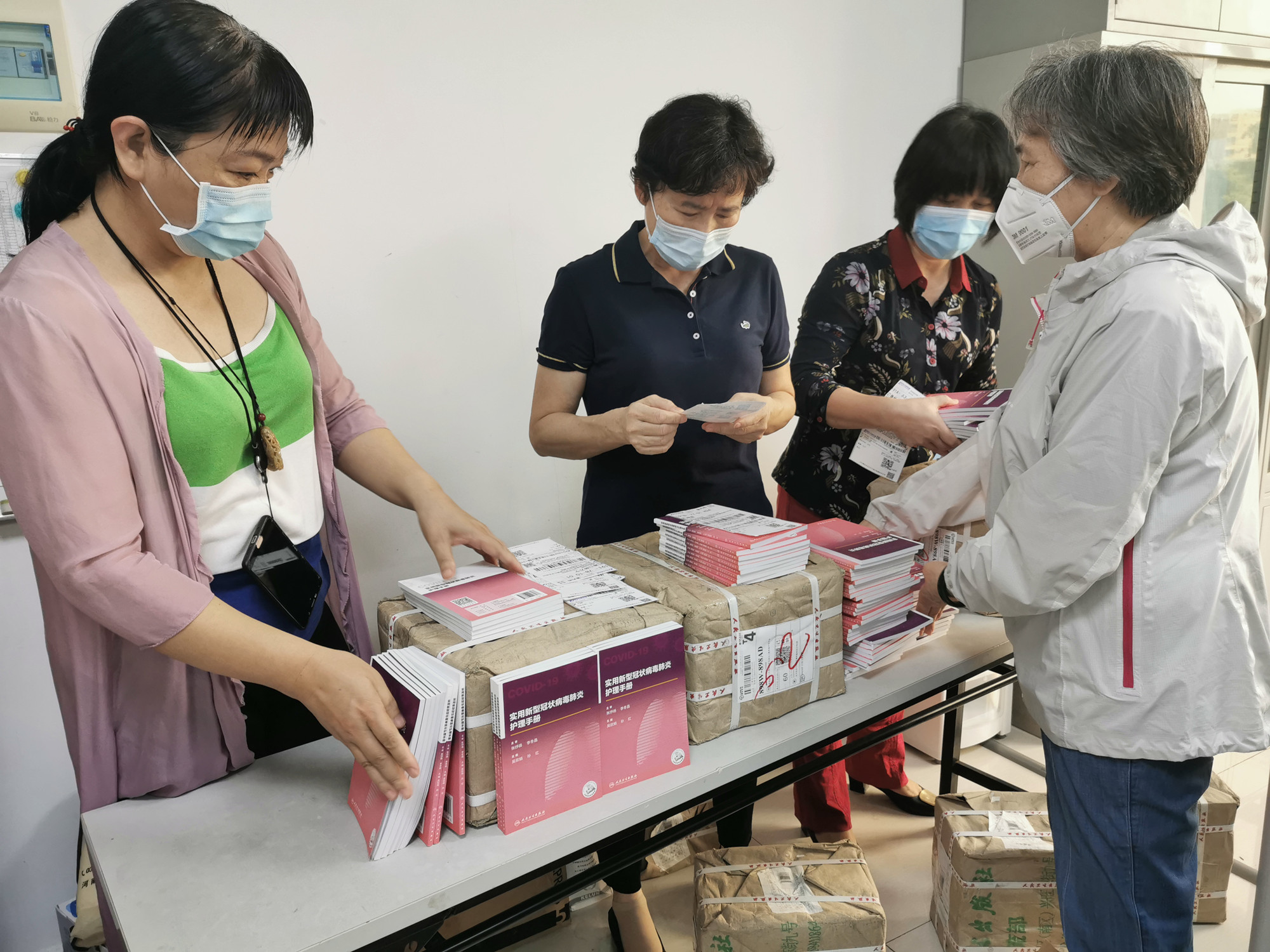 海南省护理学会分发抗疫“礼物”