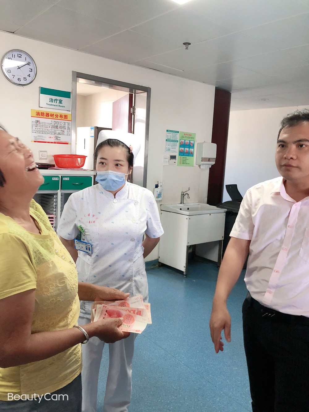 急患者之所急 海医二院从一大堆污衣中翻出丢失的现金