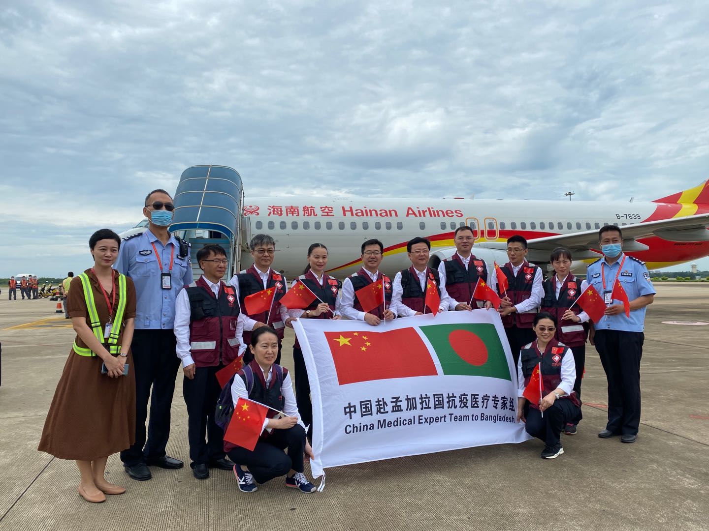 中国赴孟加拉国抗疫医疗专家组从海口启程