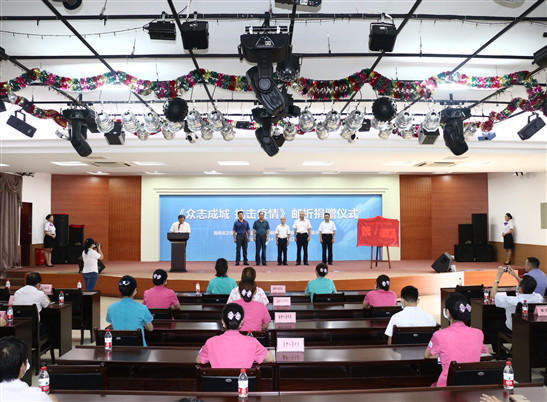 海南邮政向抗疫医务人员捐赠《众志成城 抗击疫情》邮折