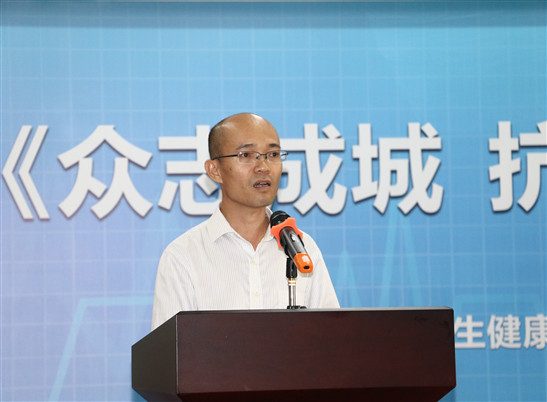 海南邮政向抗疫医务人员捐赠《众志成城 抗击疫情》邮折