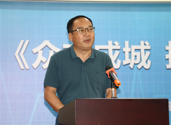 海南邮政向抗疫医务人员捐赠《众志成城 抗击疫情》邮折