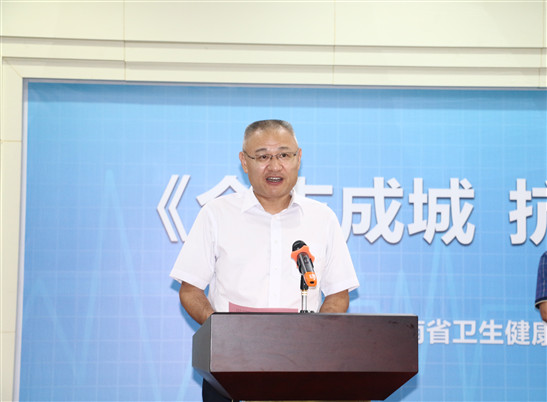 海南邮政向抗疫医务人员捐赠《众志成城 抗击疫情》邮折