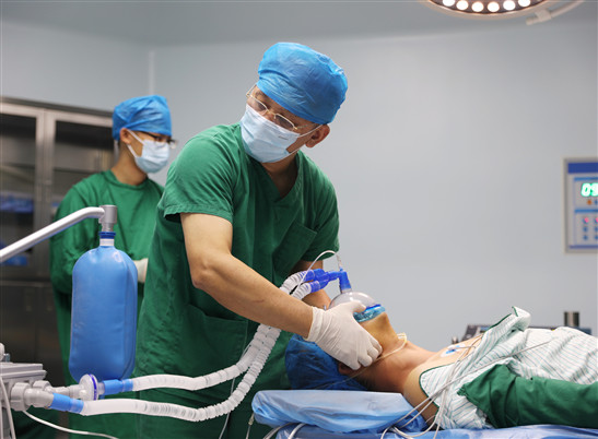 男子有口难张  医生妙手化解手术“难题”
