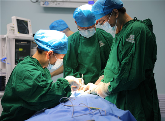 男子有口难张  医生妙手化解手术“难题”