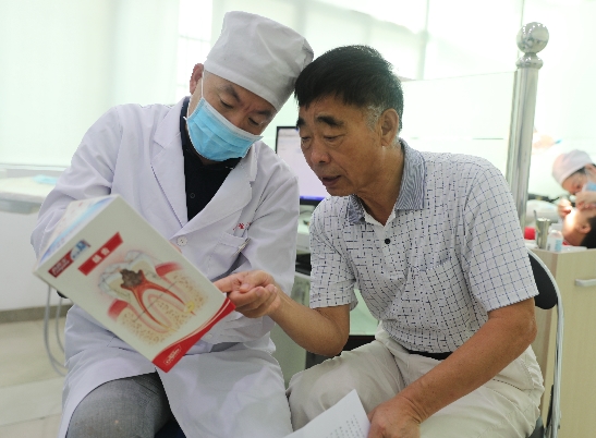 海南口腔医院张献怀荣获 2020“致敬,健康教育先锋人物”称号