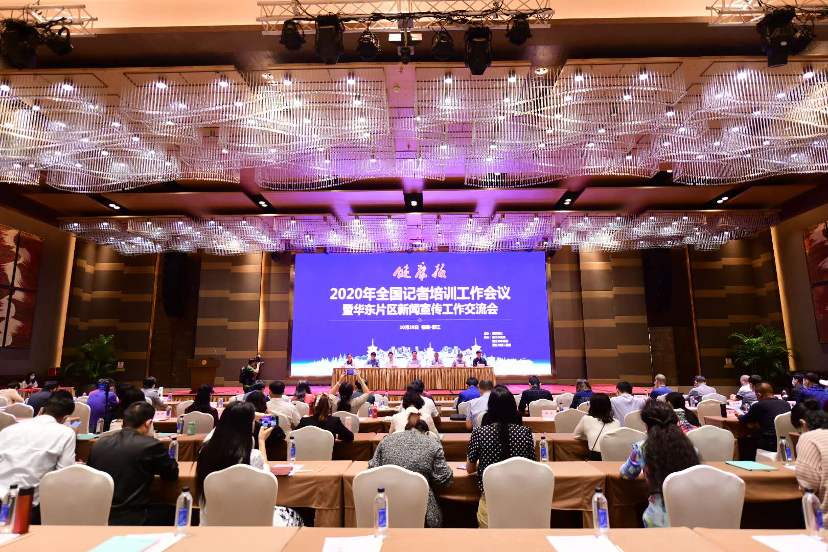 海南三家医院和两个人获健康报表彰