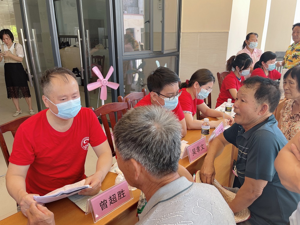 海医二院第十党支部开展义诊宣教活动