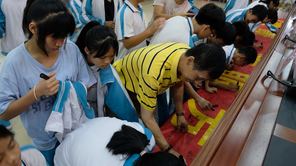 校园健康教育计划“亮眼万里行” 暨第26个全国爱眼日活动走进海南省临高县新盈中学