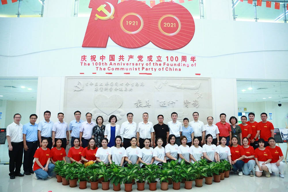 海南省妇女儿童医学中心伟大抗疫精神浮雕揭幕
