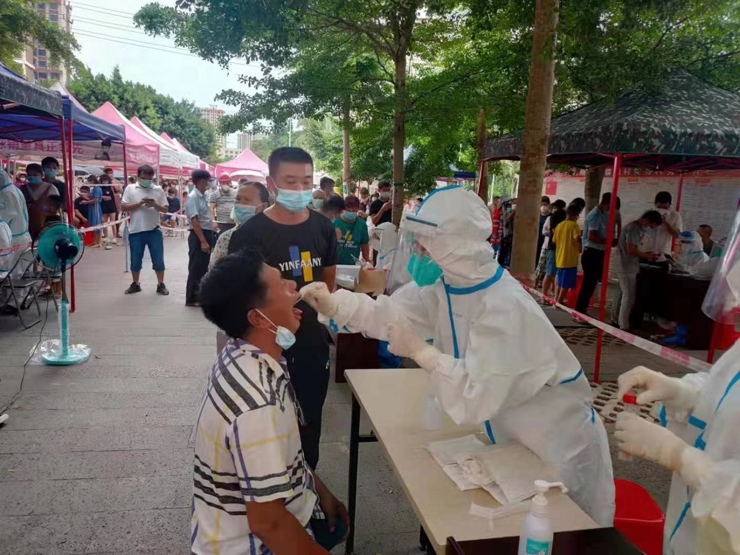 义不容辞！海医二院派出200人支援琼山区核酸采集