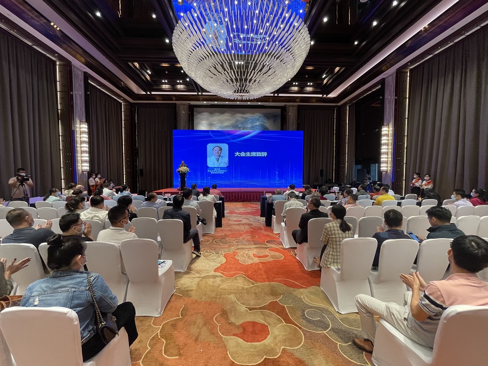 第一届大湾区屈光手术及近视防控高峰论坛在海口举行