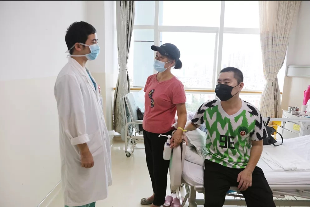 重症脑炎患者出院 家属感恩送锦旗