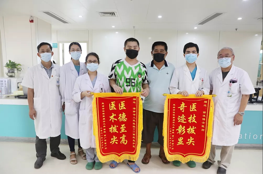 重症脑炎患者出院 家属感恩送锦旗