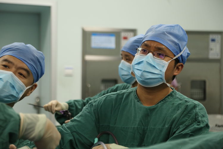 披肝沥胆的“微刀匠”——华西常驻专家刘非