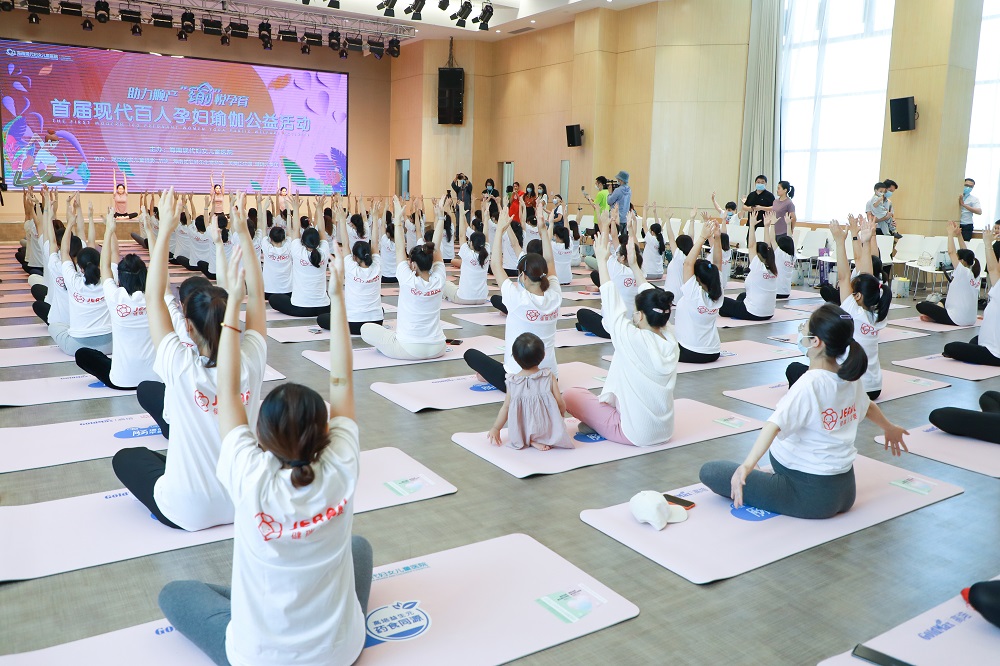 首届现代百人孕妇瑜伽公益活动举行