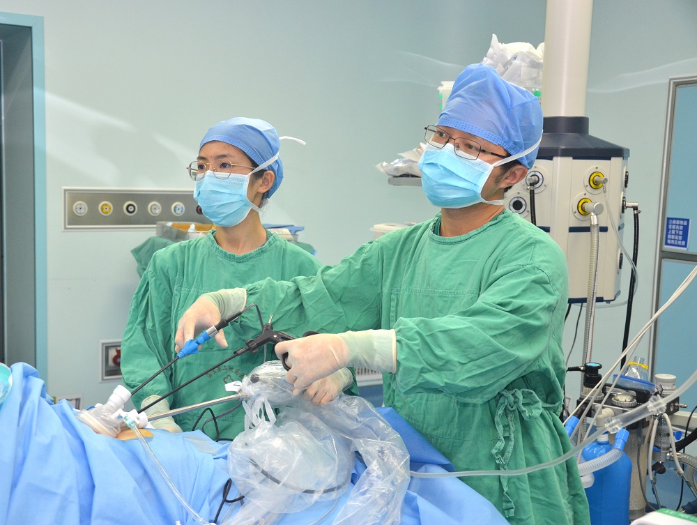 “双剑合璧”，一孔三“术”——海医二院单孔腹腔镜操作填补海南技术空白