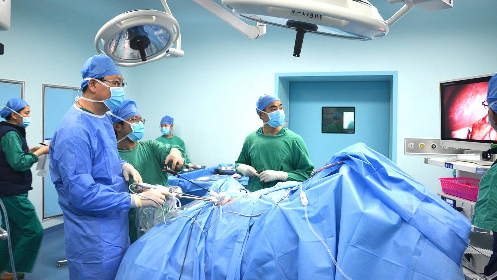 “双剑合璧”，一孔三“术”——海医二院单孔腹腔镜操作填补海南技术空白