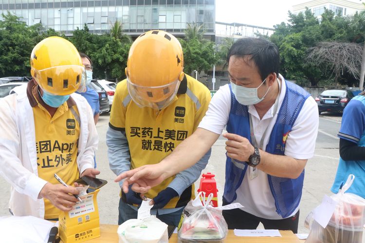 三亚市人民医院|川大华西三亚医院党团干部化身爱心“外卖员”