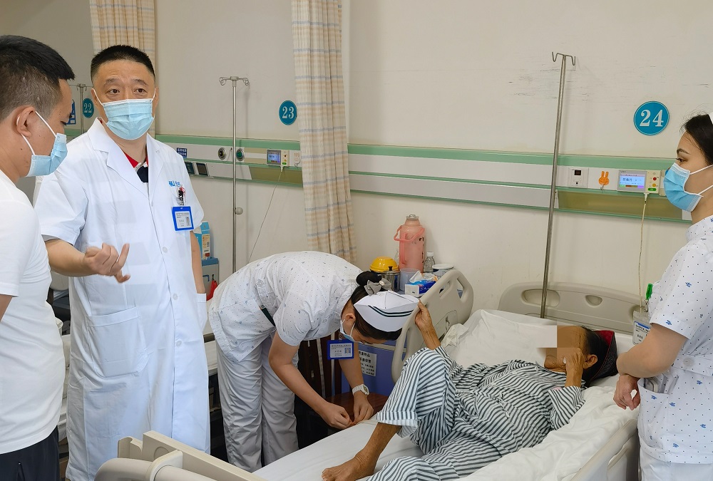 老人身患胃癌无法进食 海医二院专家化解难题
