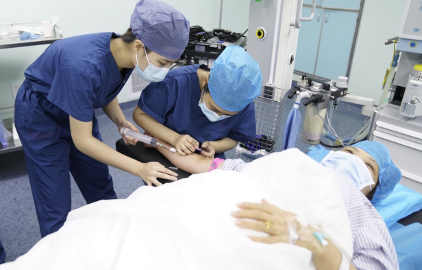 海南省人民医院采用全球创新nSTRIDE自体蛋白注射疗法 治愈两例膝关节骨性关节炎