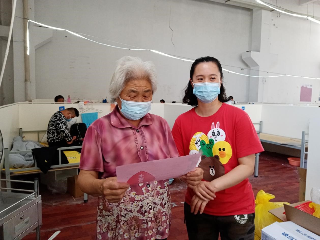 在方舱遇见母亲  海南援沪医疗队给方舱医院患者准备心愿卡