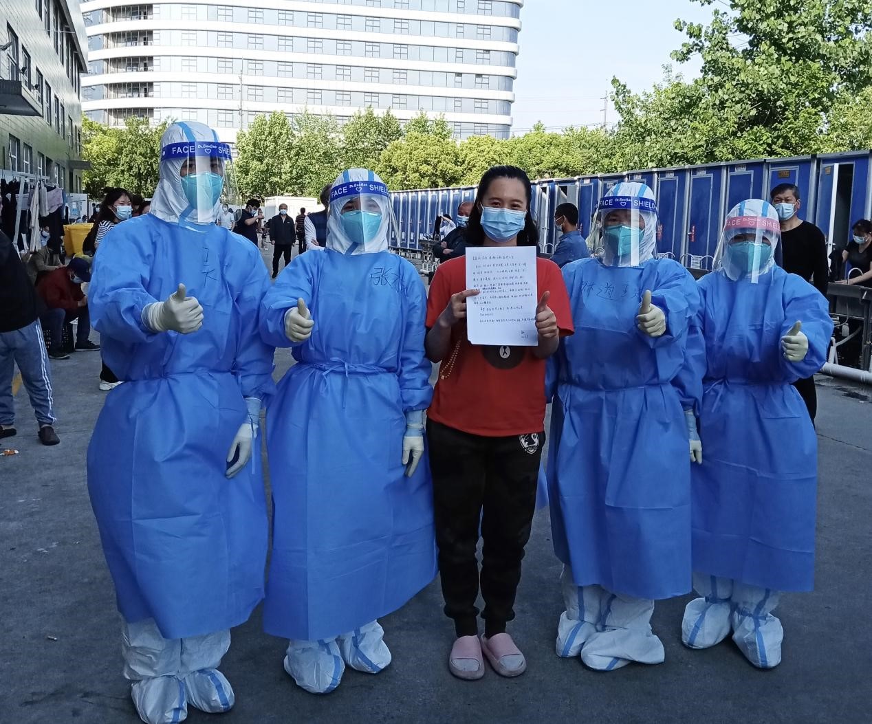 在方舱遇见母亲  海南援沪医疗队给方舱医院患者准备心愿卡