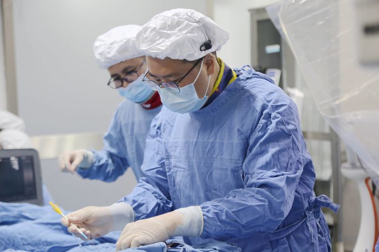 三亚市人民医院|四川大学华西三亚医院成功实施首例“房颤射频消融+左心耳封堵术”一站式手术