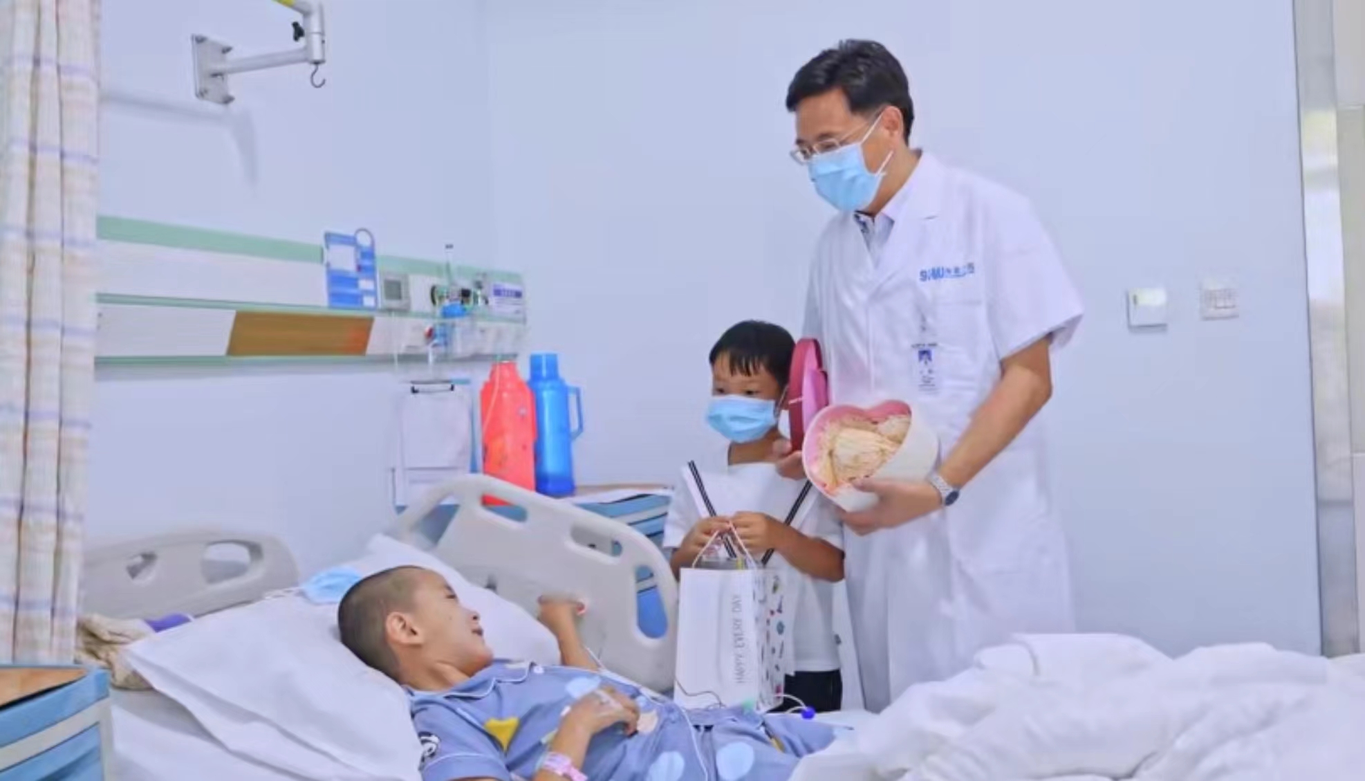 十名新疆先心病儿童来琼免费治疗