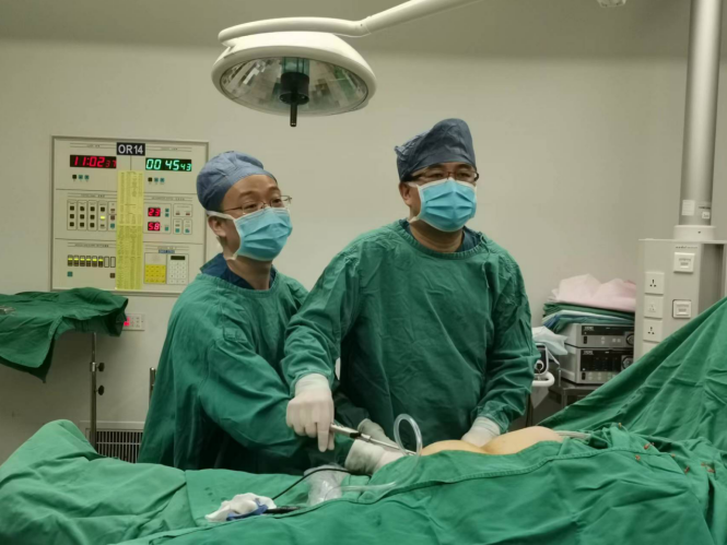 海南省人民医院完成一例全腹腔镜腹白线疝修补术