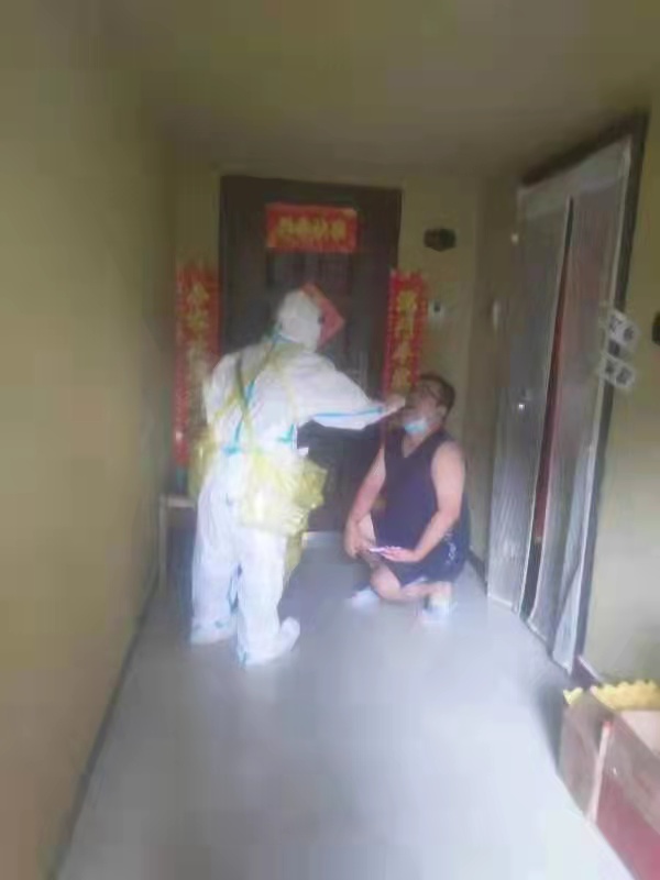 海南省平山医院：温情“疫”线，敲门“大白”采样忙