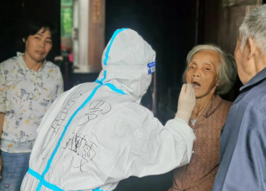 海南省妇儿中心流动采样小分队走村入户采集忙