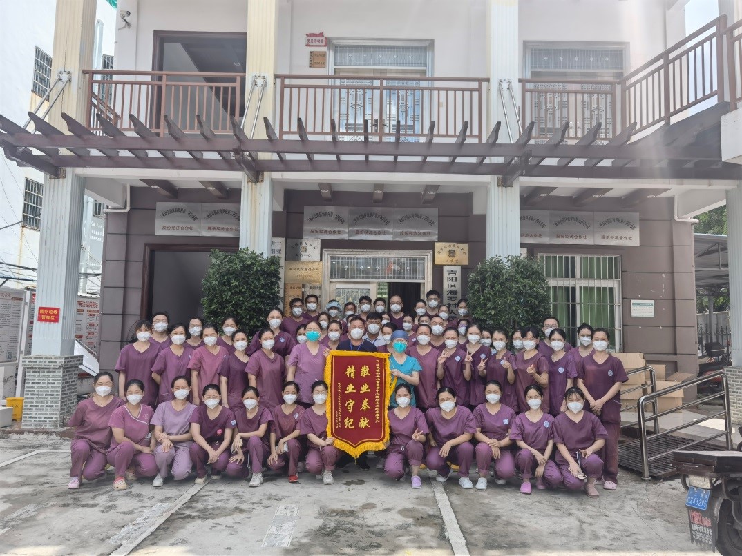 三亚市生态环境局吉阳分局为海南省妇女儿童医学中心核酸采样医疗队赠送锦旗