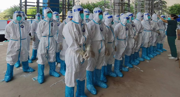 感控人石怀英:党徽戴胸前向“疫”而行