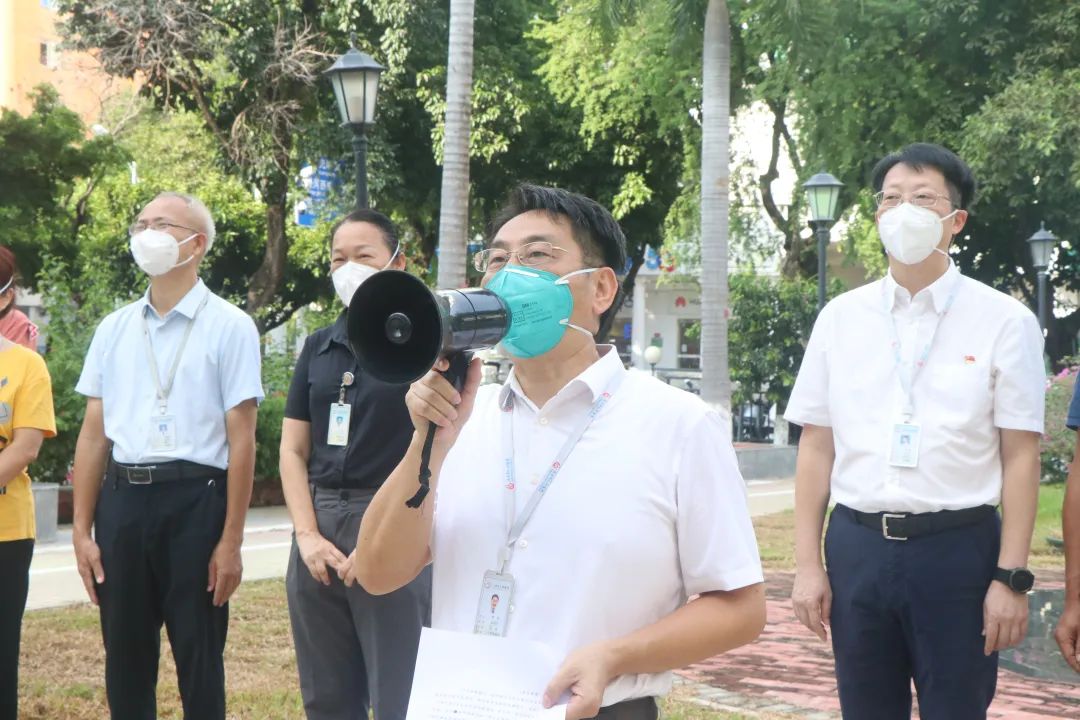 三亚市人民医院开展爱国卫生大扫除活动