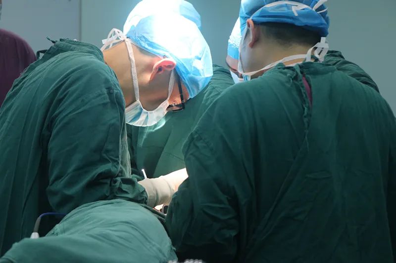 三亚市人民医院为76岁患者实施超低位直肠癌保肛手术