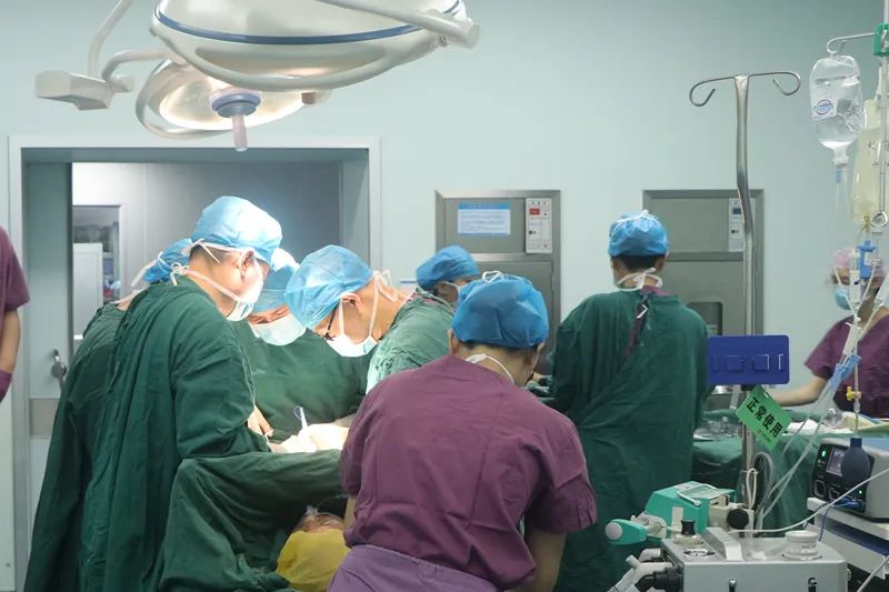 三亚市人民医院为76岁患者实施超低位直肠癌保肛手术
