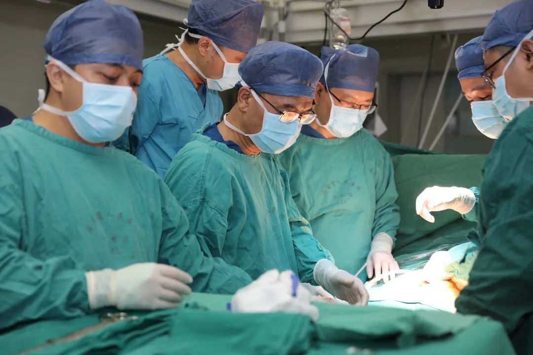海南省人民医院多学科协作救治一例复杂主动脉瘤垂危患者