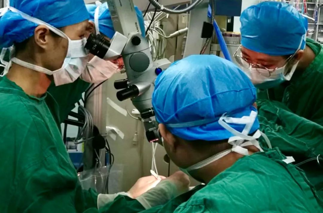 海医二院首台眼角膜移植手术顺利实施