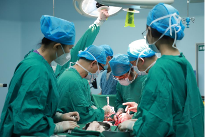 29岁小伙肚大如孕妇 海医一附院医生取出18斤巨大肿瘤