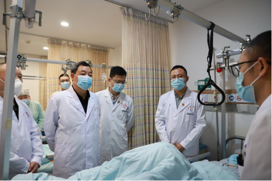 女子27米高空坠落性命垂危 海医一附院上演“生死时速”