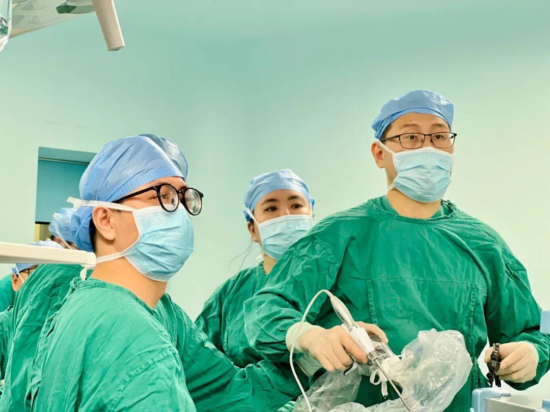 “拆弹专家”妙手除“诡雷”：海医二院朱凌峰团队完美摘除复杂异位嗜铬细胞瘤