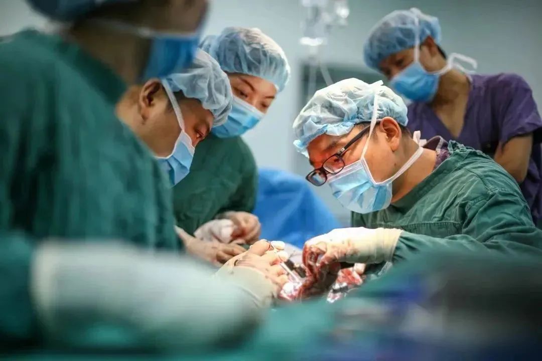 三亚市人民医院骨显微外科核心技术助车祸少年迈向全新人生